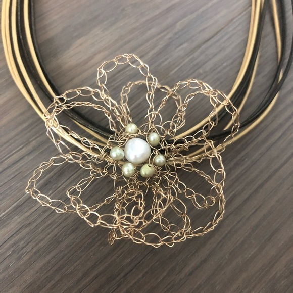 Pearls flower choker necklace leather gold cute unique classy pearl casual - Picture 2 of 4
